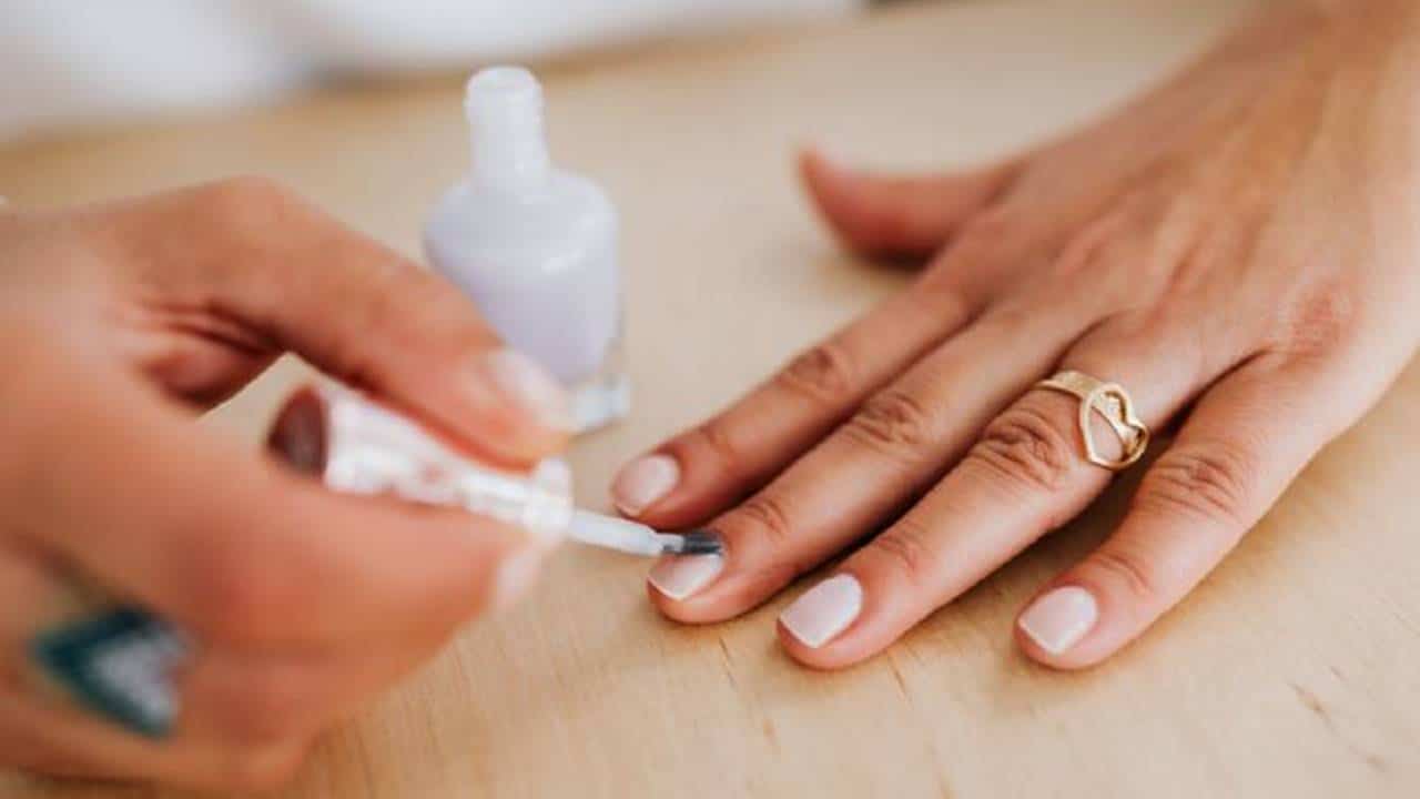 Aprenda como fazer o melhor endurecedor de unhas