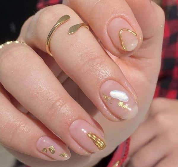 unhas com detalhes dourados