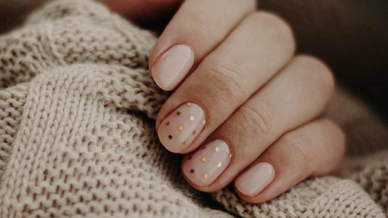 3 designs de unhas com pedrinhas elegantes para ter mãos BRILHANDO!