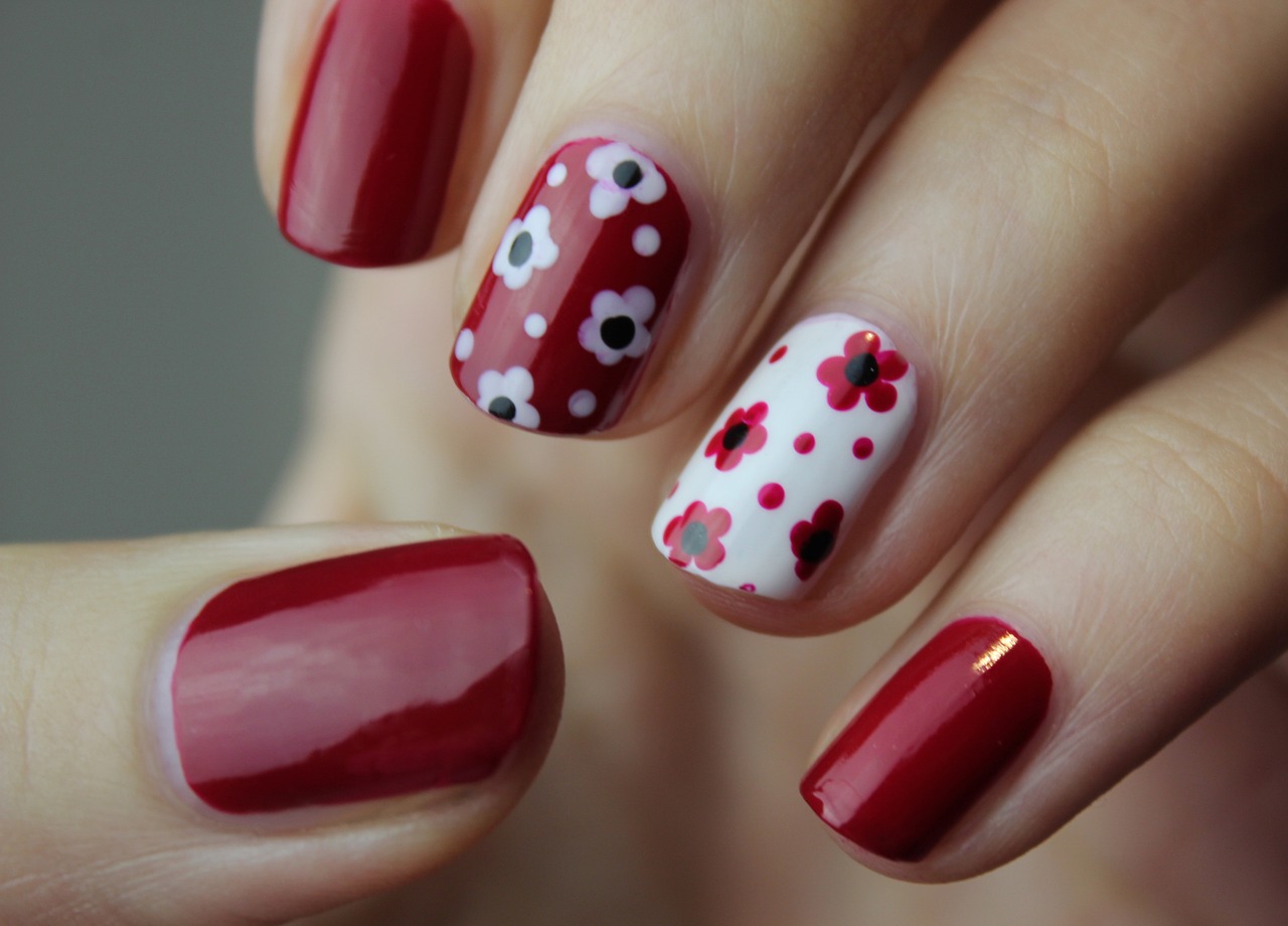 4 ideias de unhas florais delicadas para usar no dia a dia