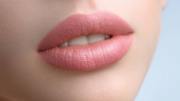 Aqui está a maneira fácil e definitiva para ganhar volume natural nos lábios