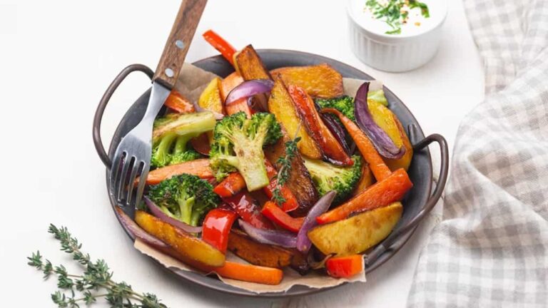 Esta receita é deliciosa de tomate e cebola no forno