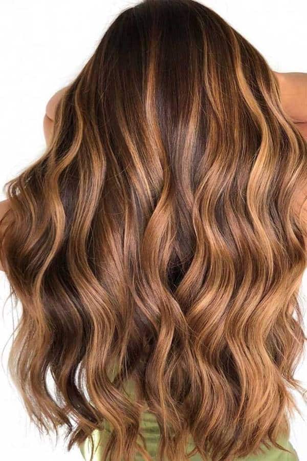 Cabelo com balayage caramelo