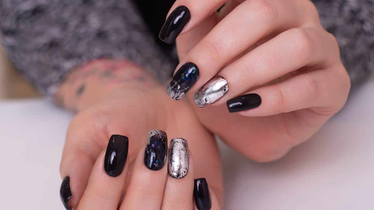 Designs de unhas pretas 4 ideias para o dia e para a noite