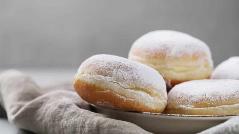 Pães empanados recheados com mussarela