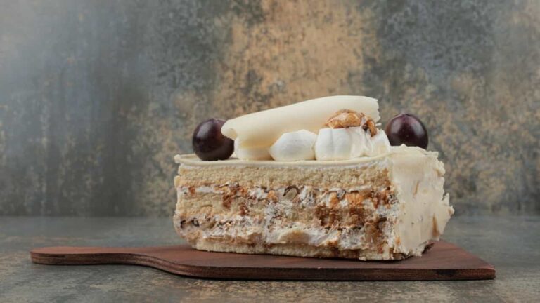 Bolo de baunilha recheado com doce de leite