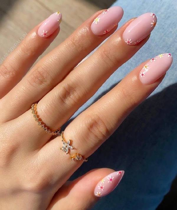 4 ideias de unhas florais delicadas para usar no dia a dia