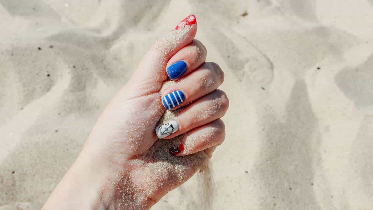 Unhas para ir à PRAIA: 3 designs simples e bonitos para você