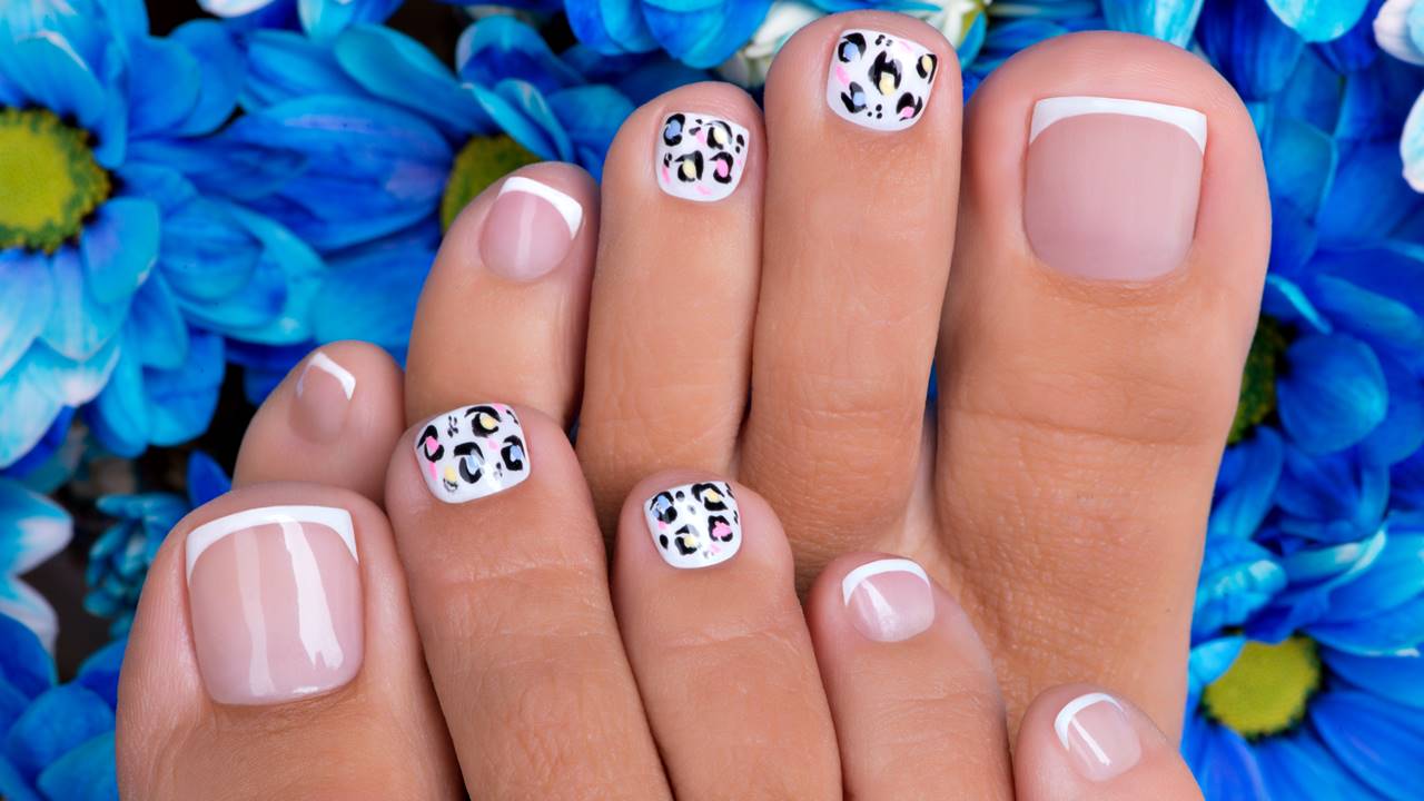 Unhas para os pés com animal print: 3 ideias que são tendência