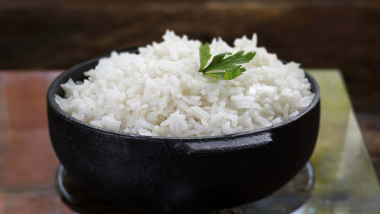 Em poucos minutos faça esse arroz de micro-ondas soltinho