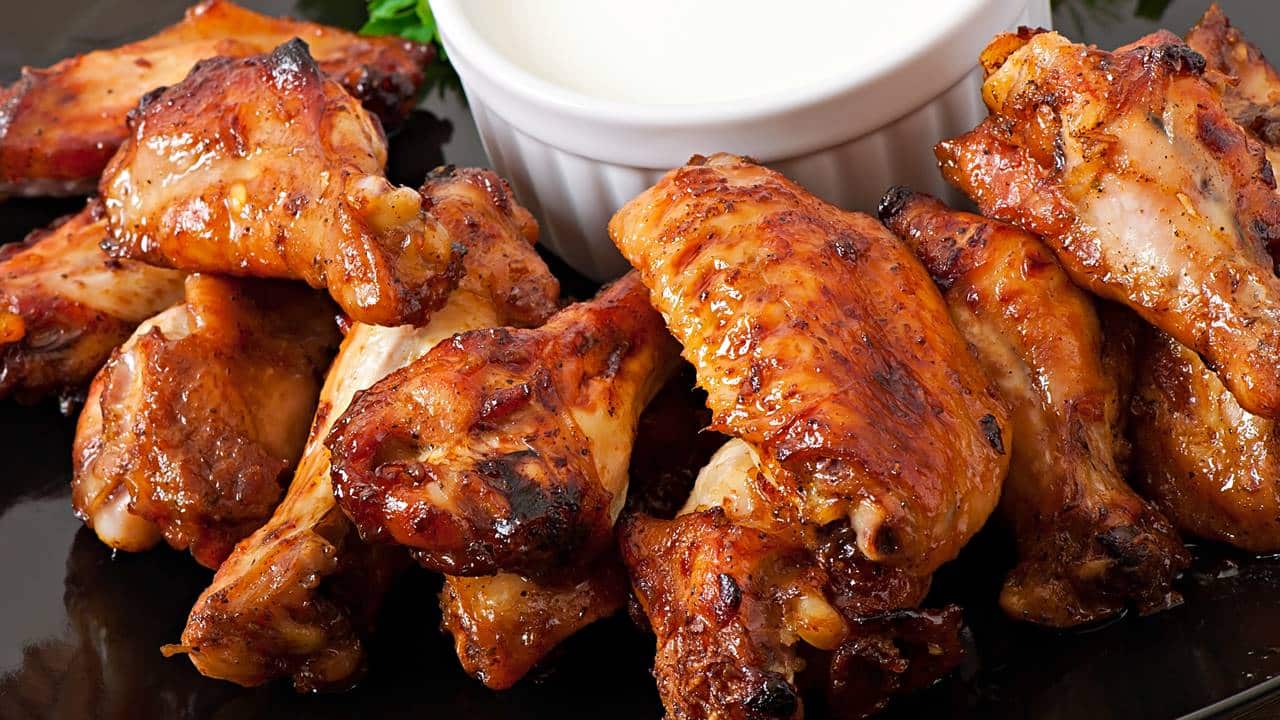 Mais saborosas: A melhor forma de temperar asinhas de frango para assar no forno ou churrasqueira