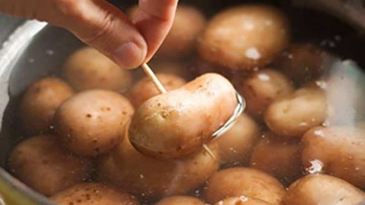 Por que devemos furar as batatas com um palito antes de cozinhar?