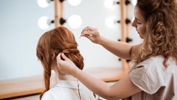 Descubra os truques dos cabeleireiros para que o penteado dure o dia todo