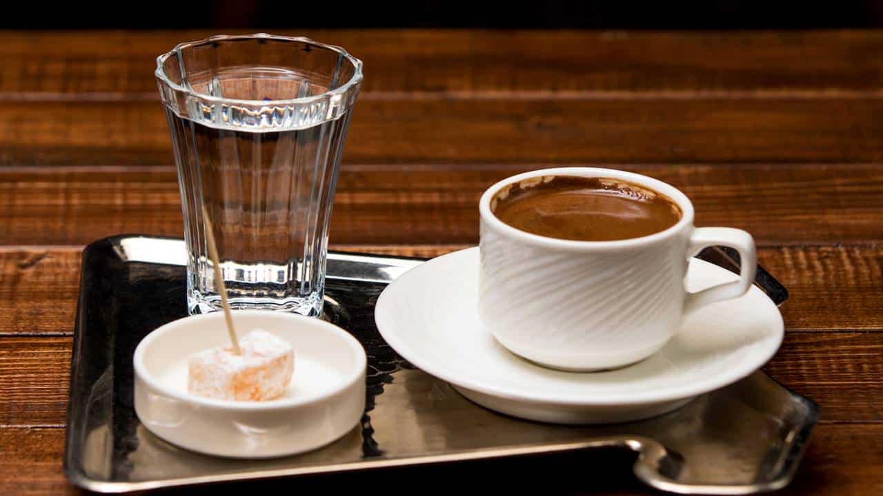 Afinal: você deve beber água antes ou depois do café? Veja a resposta correta.