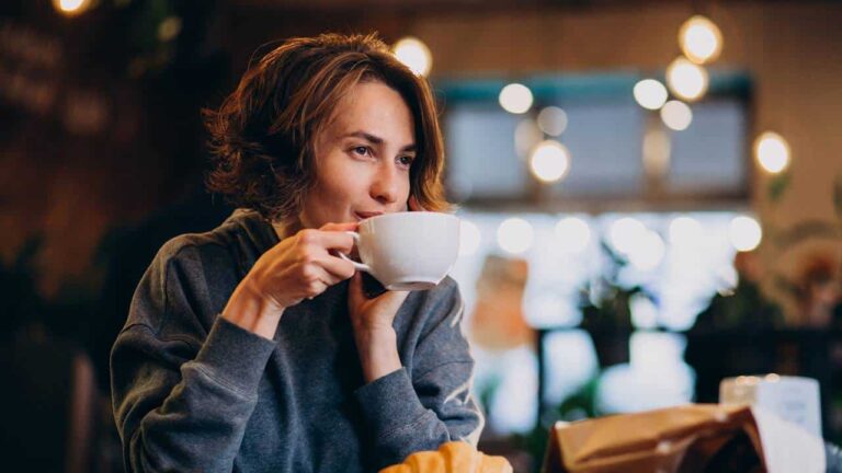 hora do dia para beber café