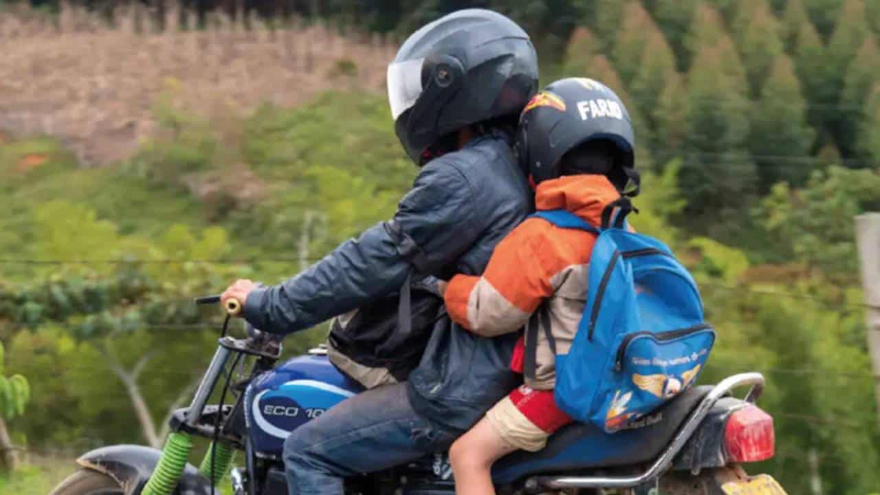 O que acontece com a CNH do motociclista que transporta criança menor de 10 anos na garupa?
