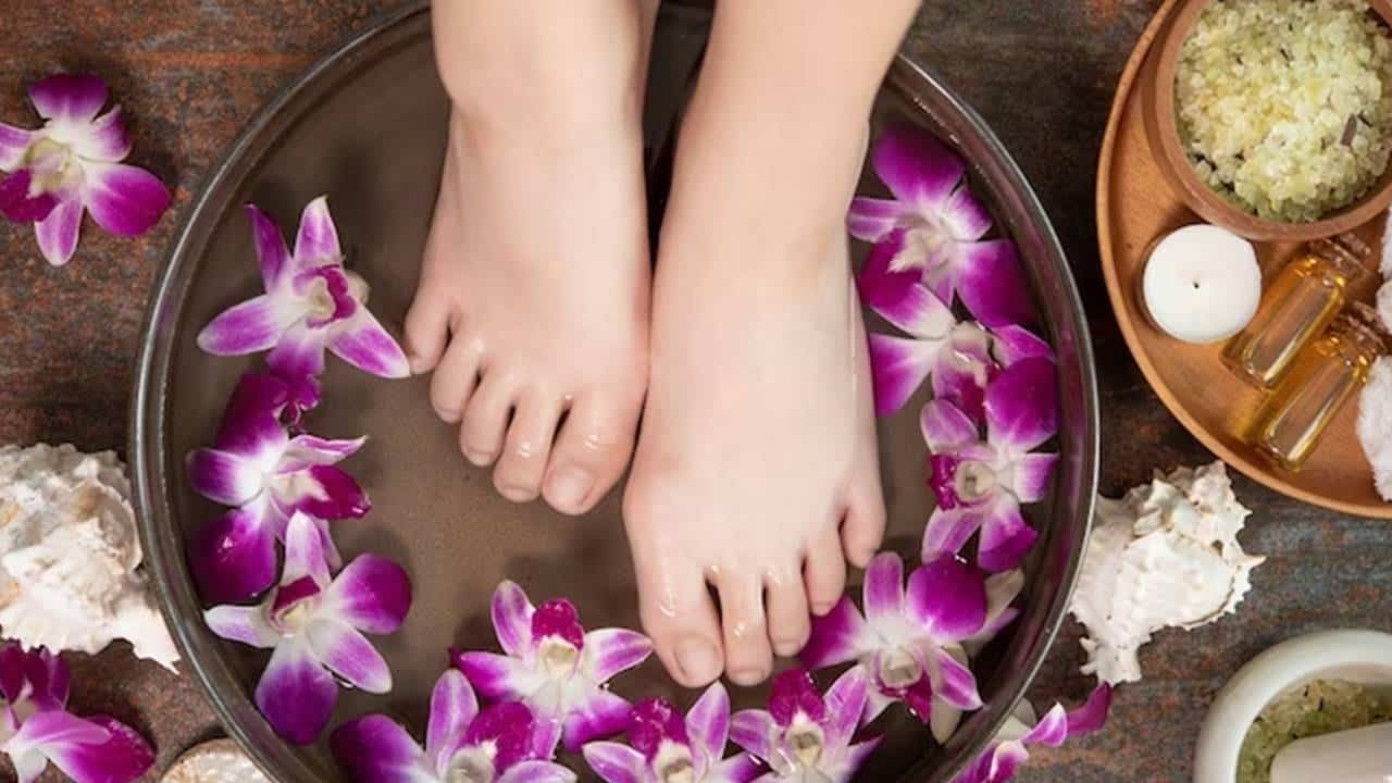 Pernas pesadas e os pés cansados? Faça este escalda-pés refrescante pra relaxar