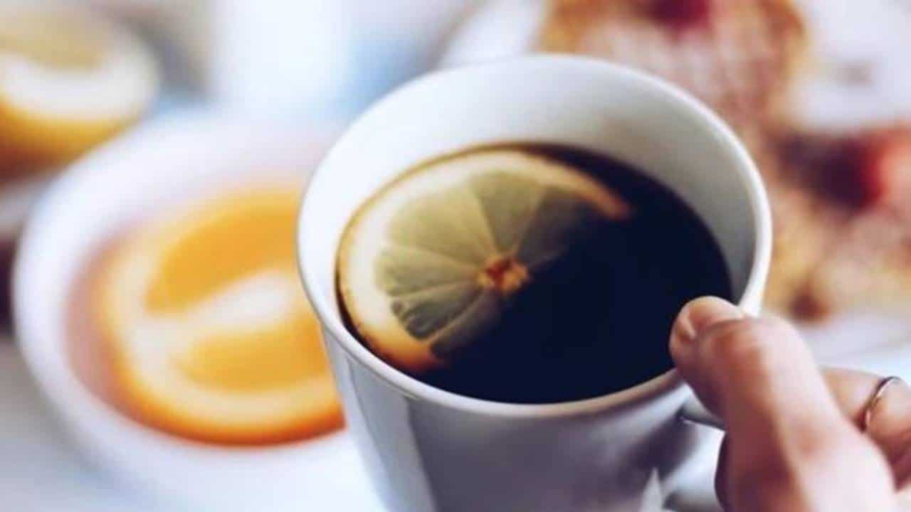 Por que algumas pessoas estão colocando limão no café?