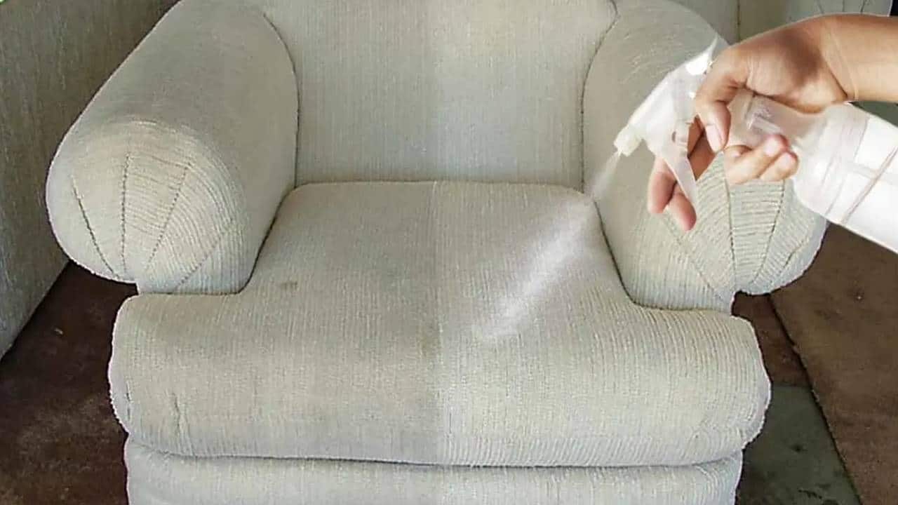Seu sofá está sujo e manchado? Aqui está o truque para limpá-lo profundamente com facilidade
