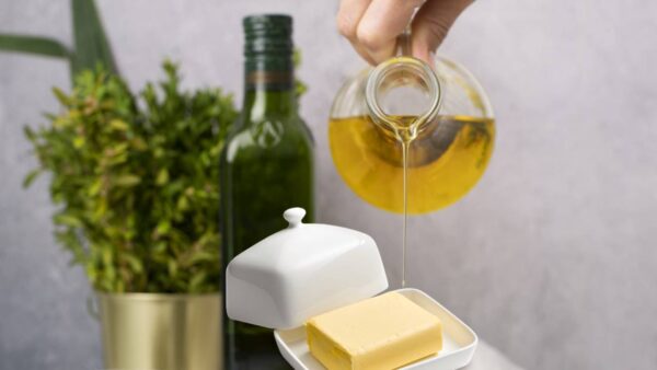 Por que você deve usar manteiga com azeite para cozinhar?