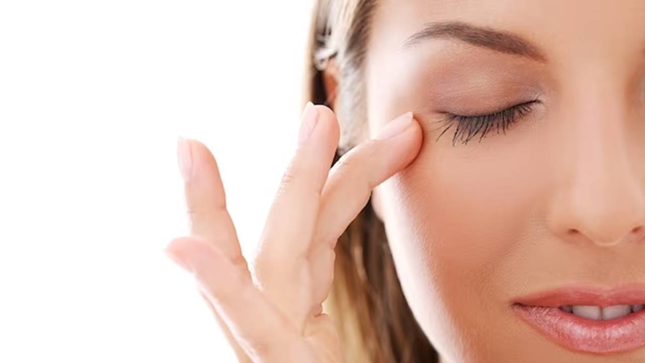 O melhor truque de maquiagem para cobrir olheiras e iluminar seus olhos