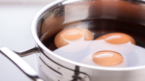 Segredo revelado: Esse é novo truque para descascar ovo cozido que você vai amar