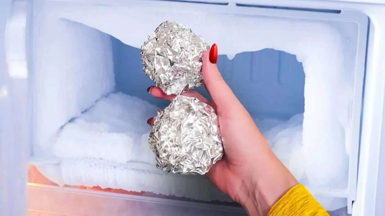 Qual é a finalidade de colocar bolas de papel alumínio na geladeira? Descubra o efeito