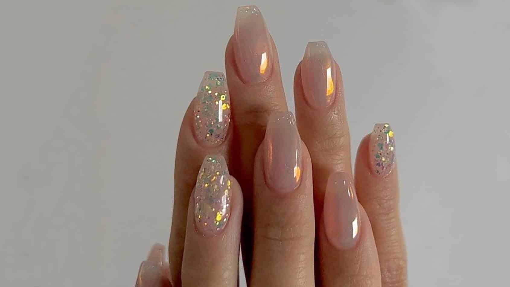 Unhas brilhantes: O modelo de manicure perfeito para você!