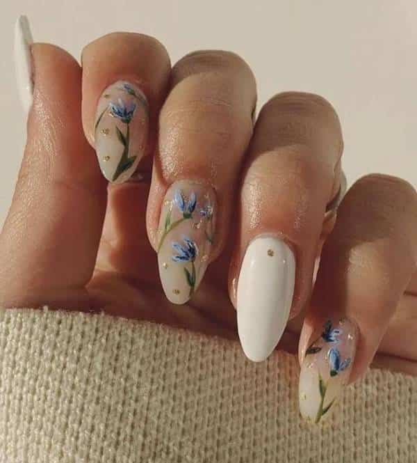 unhas brancas com flores azuis