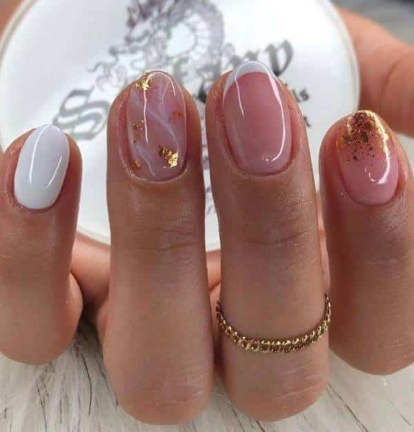 unhas douradas e branco beleza