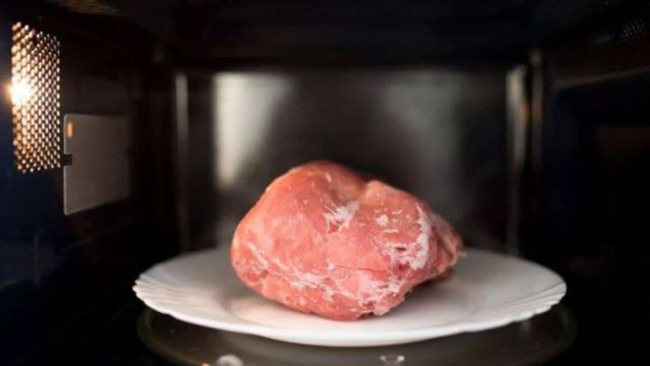 Descongelar carne no micro-ondas faz mal à saúde?
