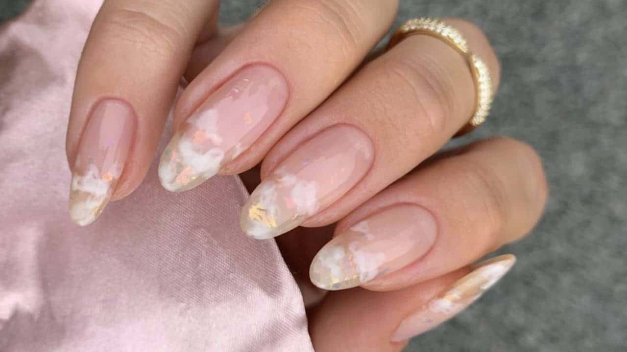 Designs de unhas sofisticados e simples para manter a classe das mãos