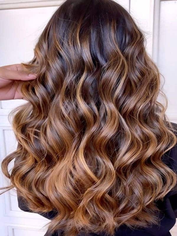 Destaques Cor de Mel Ilumine sua Tez com Estilo cabelo