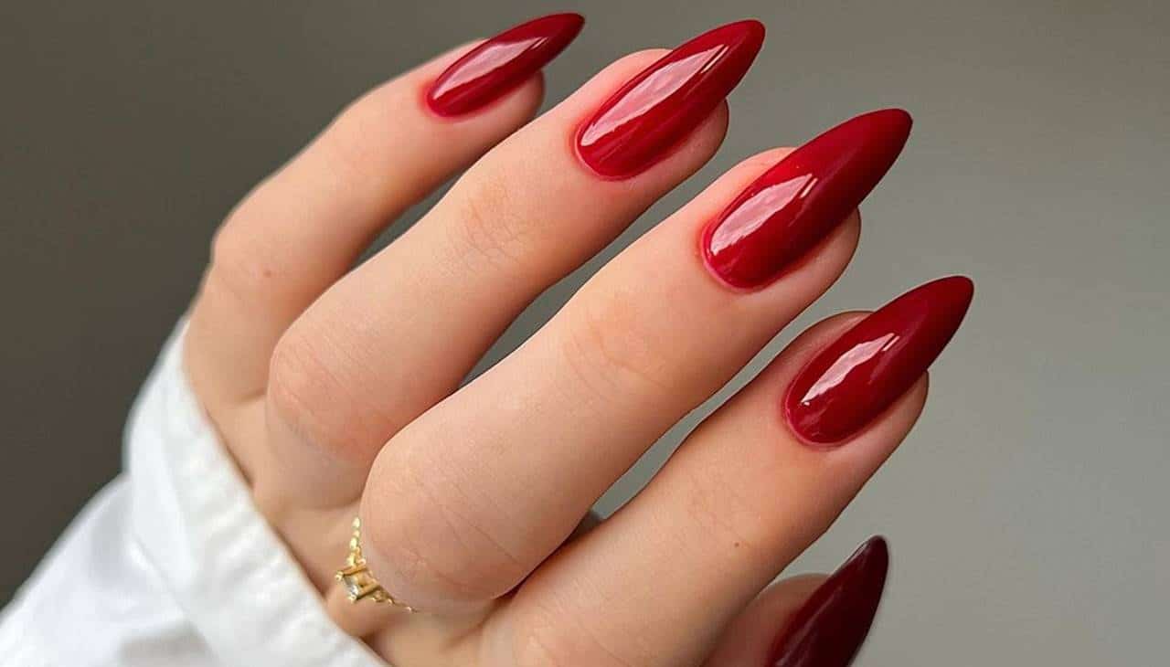 Escolha um dos designs de unhas vermelhos para ARRASAR nessa semana!