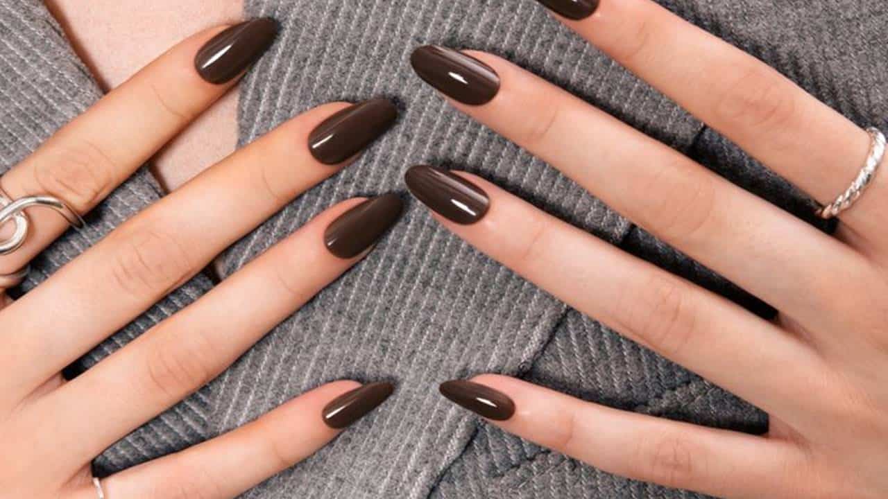 Modelos de unhas chocolate serão tendência para o fim do ano!