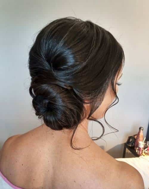 Penteado de Coque Lateral com Mechas Frontais Soltas