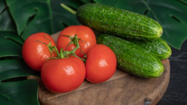 Por que você não deve comer pepino com tomate?