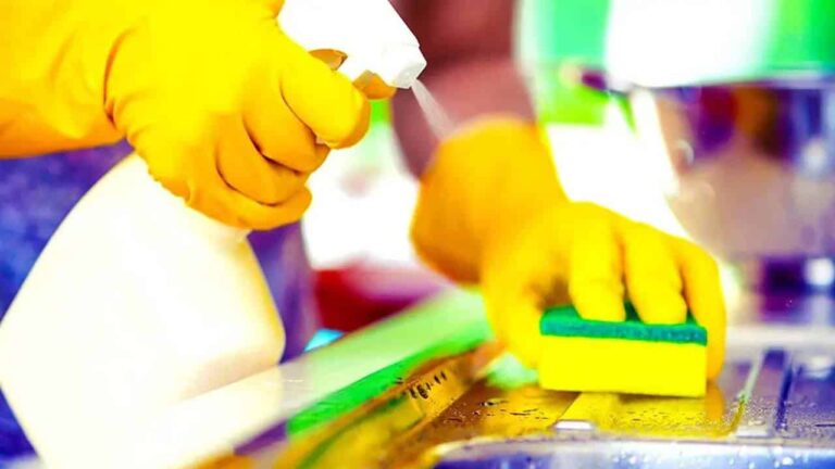 Spray caseiro que limpa cozinha