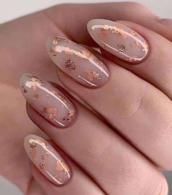 Unhas Simples com Pedaços de Folhas de Ouro