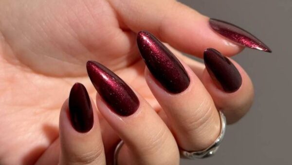 Unhas Escuras: 3 ideias elegantes de manicure para festas!