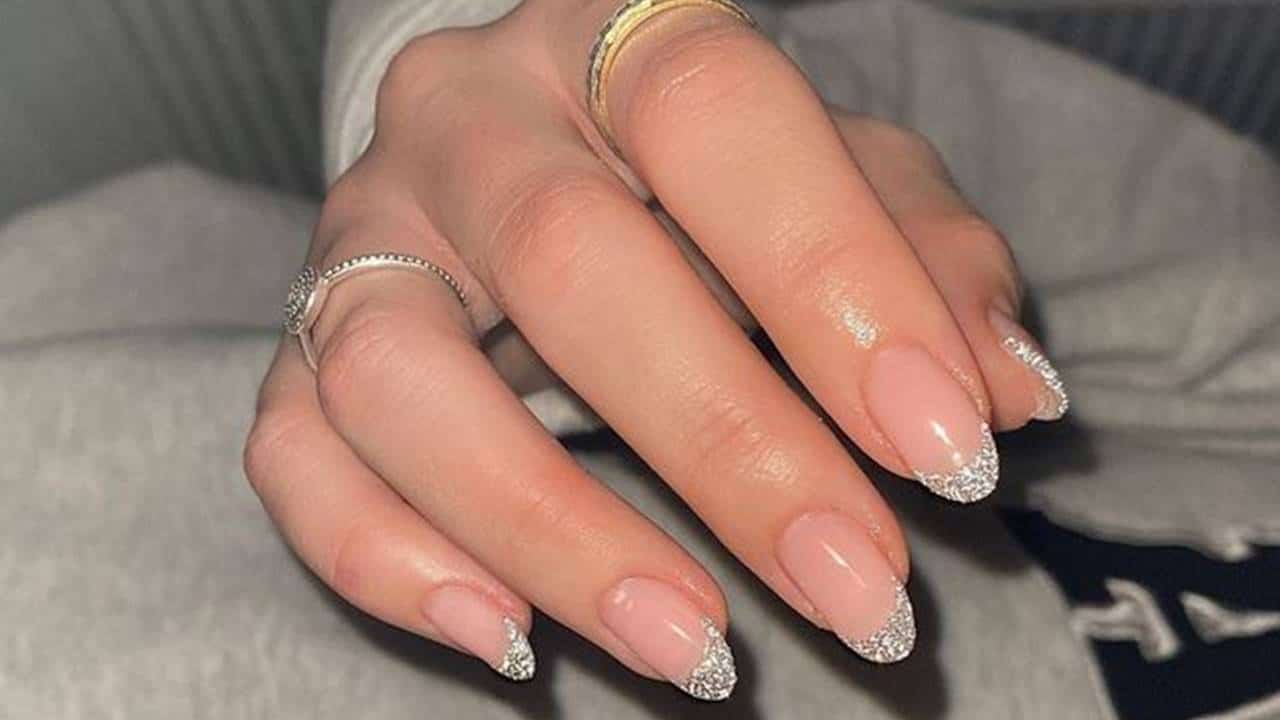 Unhas transparentes e brilhantes para rejuvenescer as suas mãos