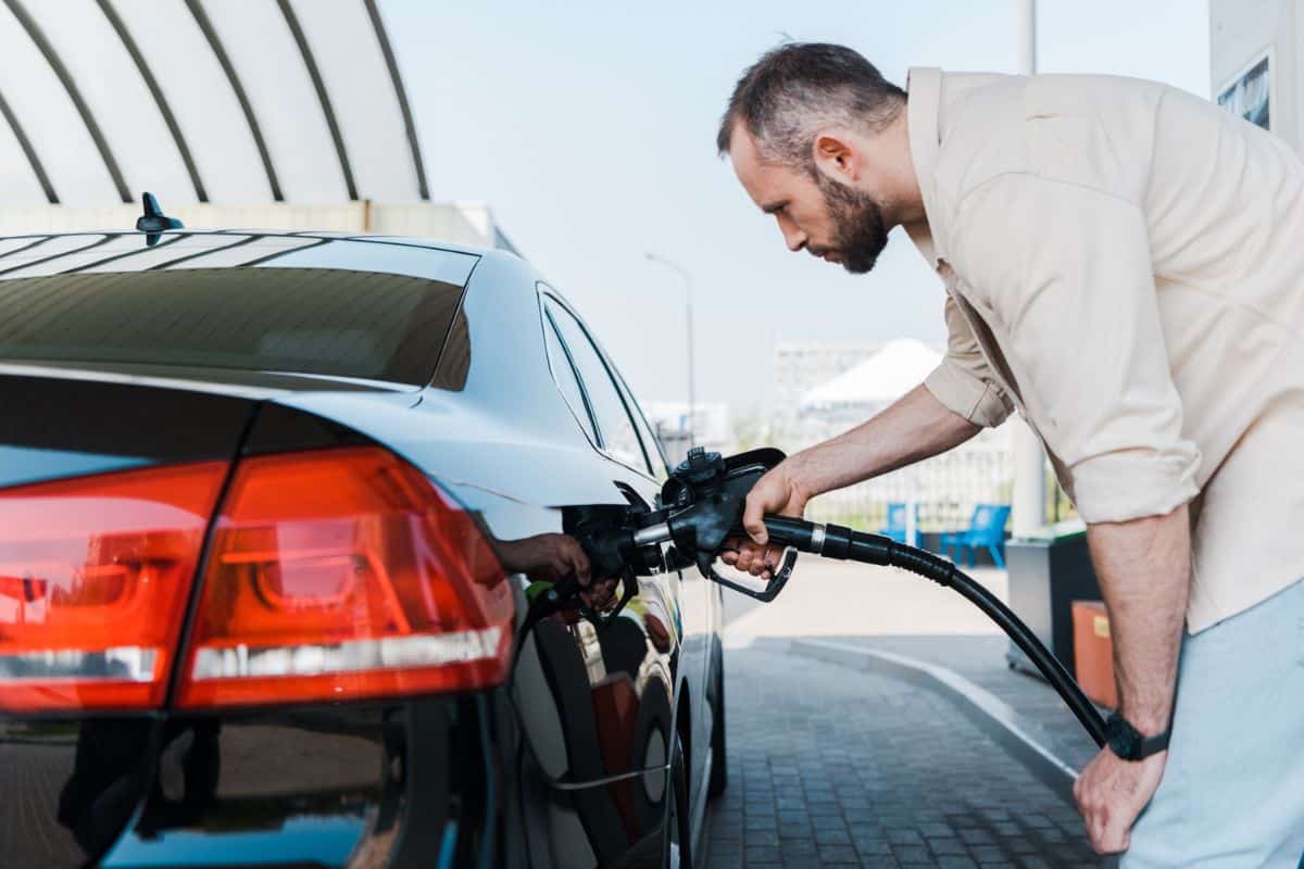 Por que o tanque do carro nunca deve ser cheio até a borda durante o reabastecimento?