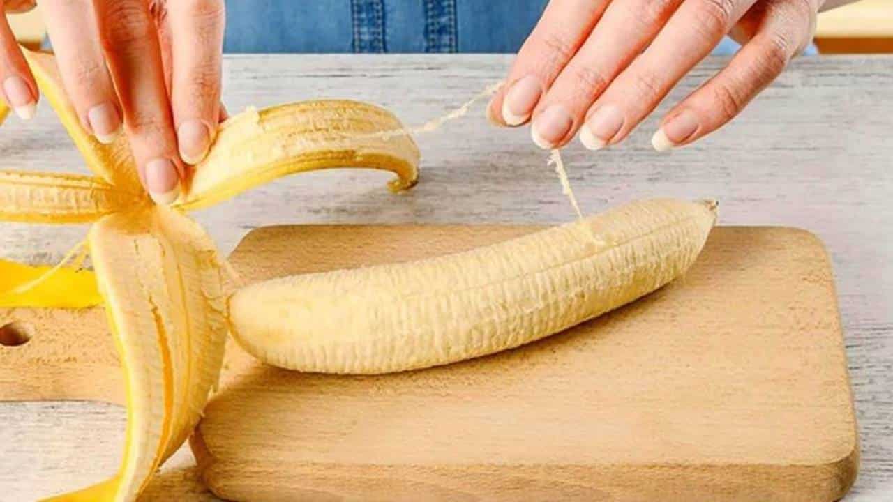 Por que você não deve mais remover os fios das bananas antes de comê-las?
