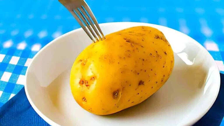 batatas com garfo antes de cozinhar?