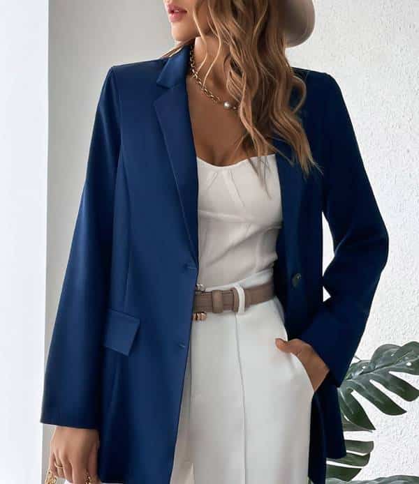 blazer azul elegante mulher loira com estilo