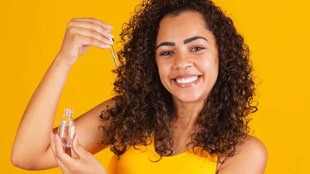Forma correta de utilizar Óleo de Argan em cabelos cacheados para maximizar seus benefícios