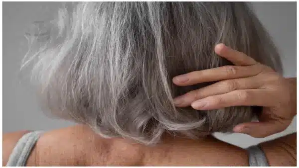 Aprenda o truque caseiro para esconder cabelos grisalhos depois dos 40 e 50 anos