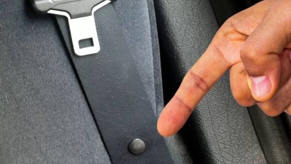 Para que serve o botão do cinto de segurança do seu carro?