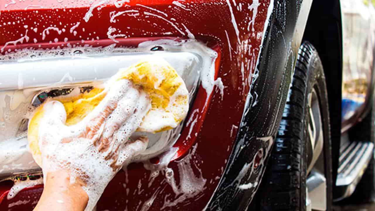 6 produtos caseiros para limpeza completa do seu carro