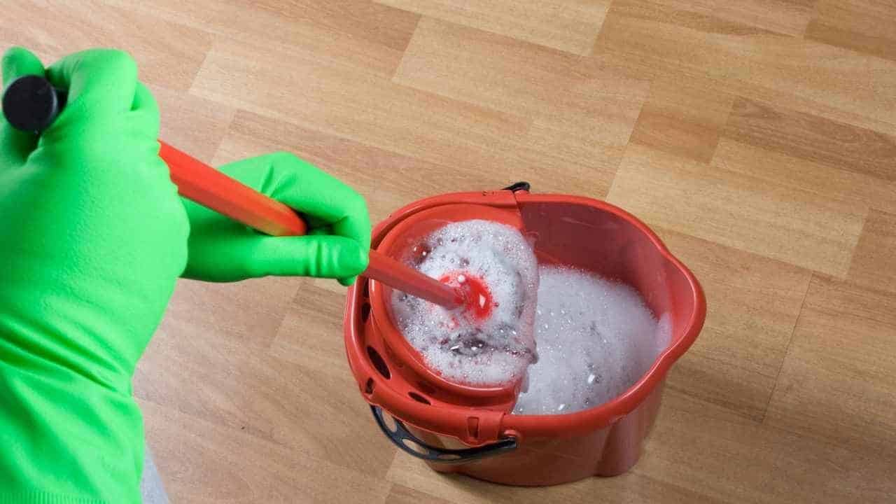 Misture esses ingredientes para que o chão da sua casa volte a brilhar